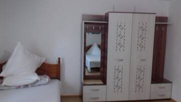 Фото номера Четырехместный номер с собственной ванной комнатой Гостевой дом Casa Nobilis г. Гура-Гуморулуй 4