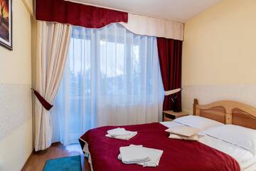 Фото номера Улучшенный двухместный номер с 1 кроватью Отель Hotel Simeria г. Гура-Гуморулуй 6