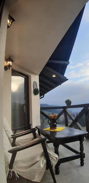 Фото номера Дом с 5 спальнями Дома для отпуска Bucovina Sky View г. Гура-Гуморулуй 19