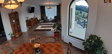 Фото номера Дом с 5 спальнями Дома для отпуска Bucovina Sky View г. Гура-Гуморулуй 22